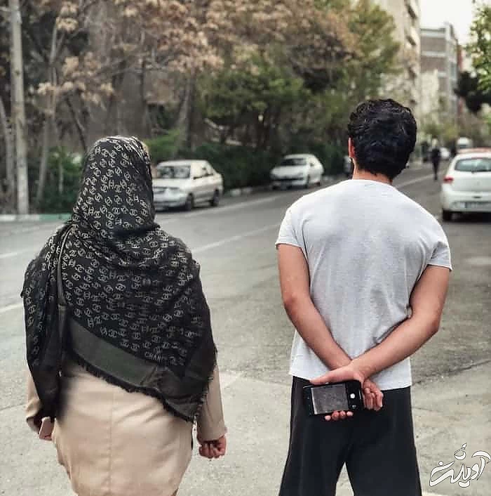 علی شادمان در کنار مادرش علی شادمان